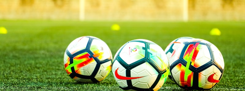 欧冠赛事前瞻报道配图 - 欧冠奖杯与足球的特写