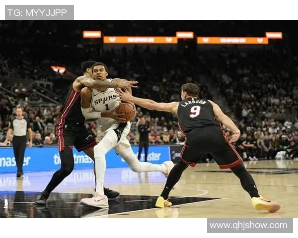 库兹马单节独得14分,率雄鹿第二节全面压制雷霆